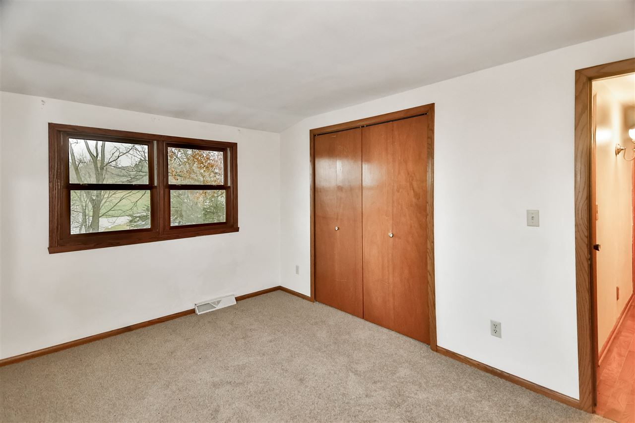 118 North Elizabeth Scales Mound Road Elizabeth, IL 61028 - Photo 24 of 40 an empty room with windows