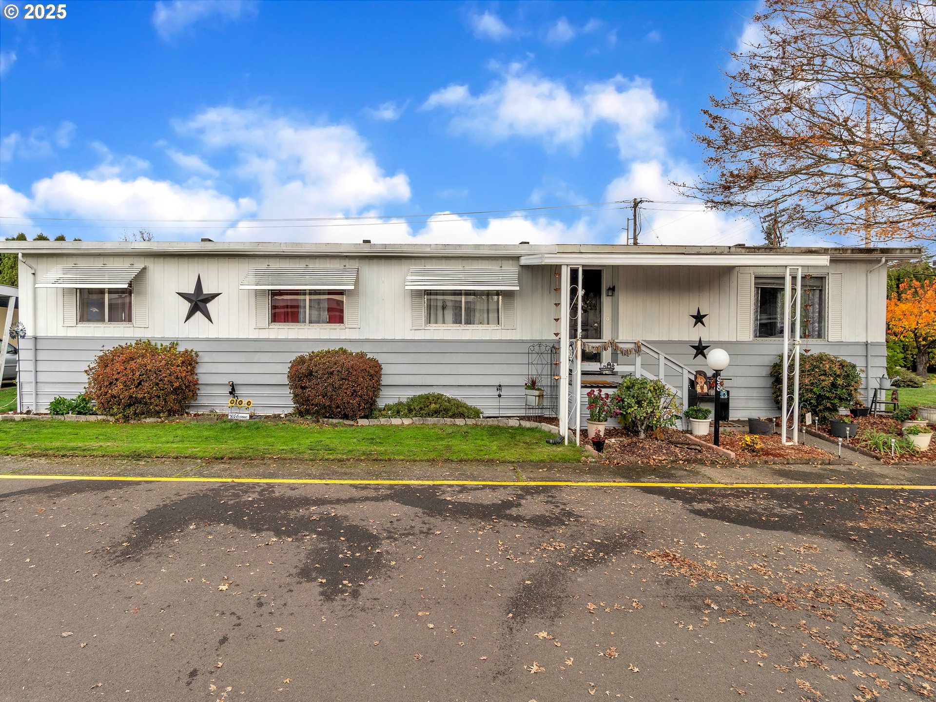 2902 East 2nd Street, Unit 98 Newberg, OR 97132 - Photo 2 of 25 a front view of house with yard and green space