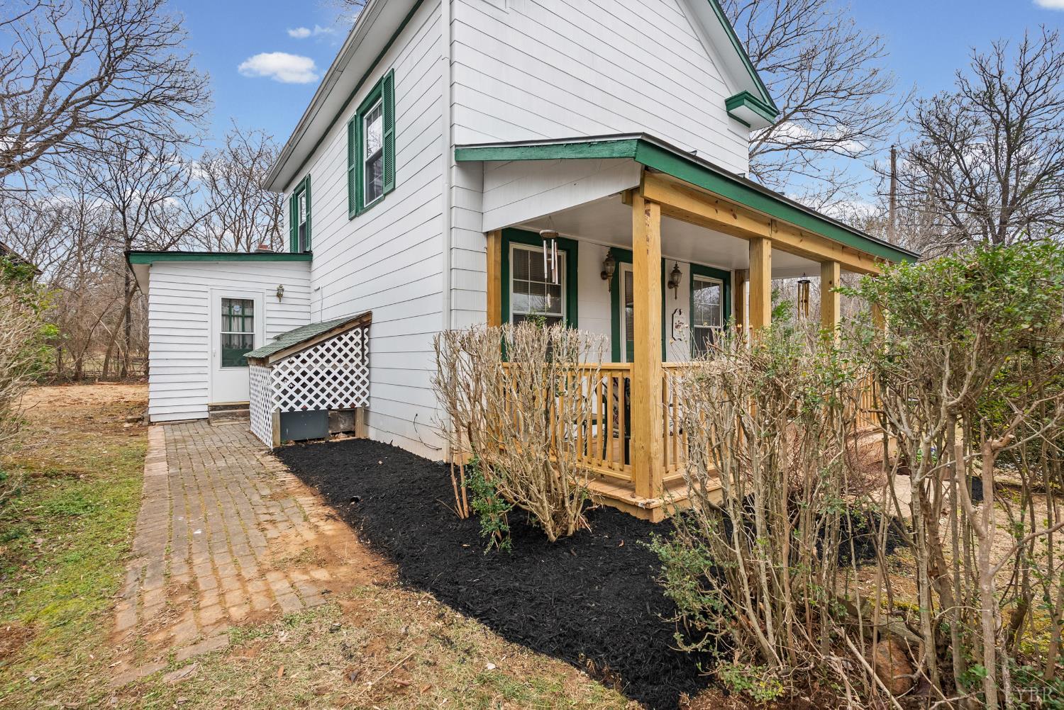 26 Braddock Lane Shipman, VA 22971 - Photo 28 of 37 a front view of a house with garden