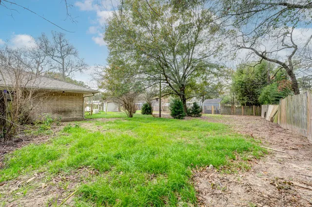 a view of a house with yard and tree s