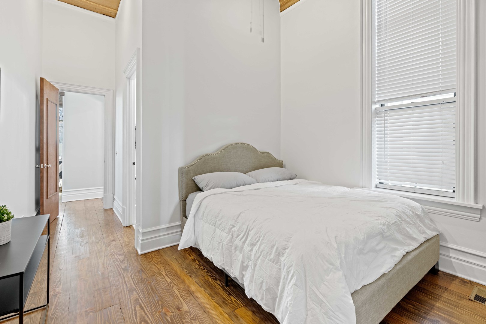 1400 West Chestnut Street, Unit 1 Chicago, IL 60642 - Photo 15 of 24 a bedroom with a bed and a window