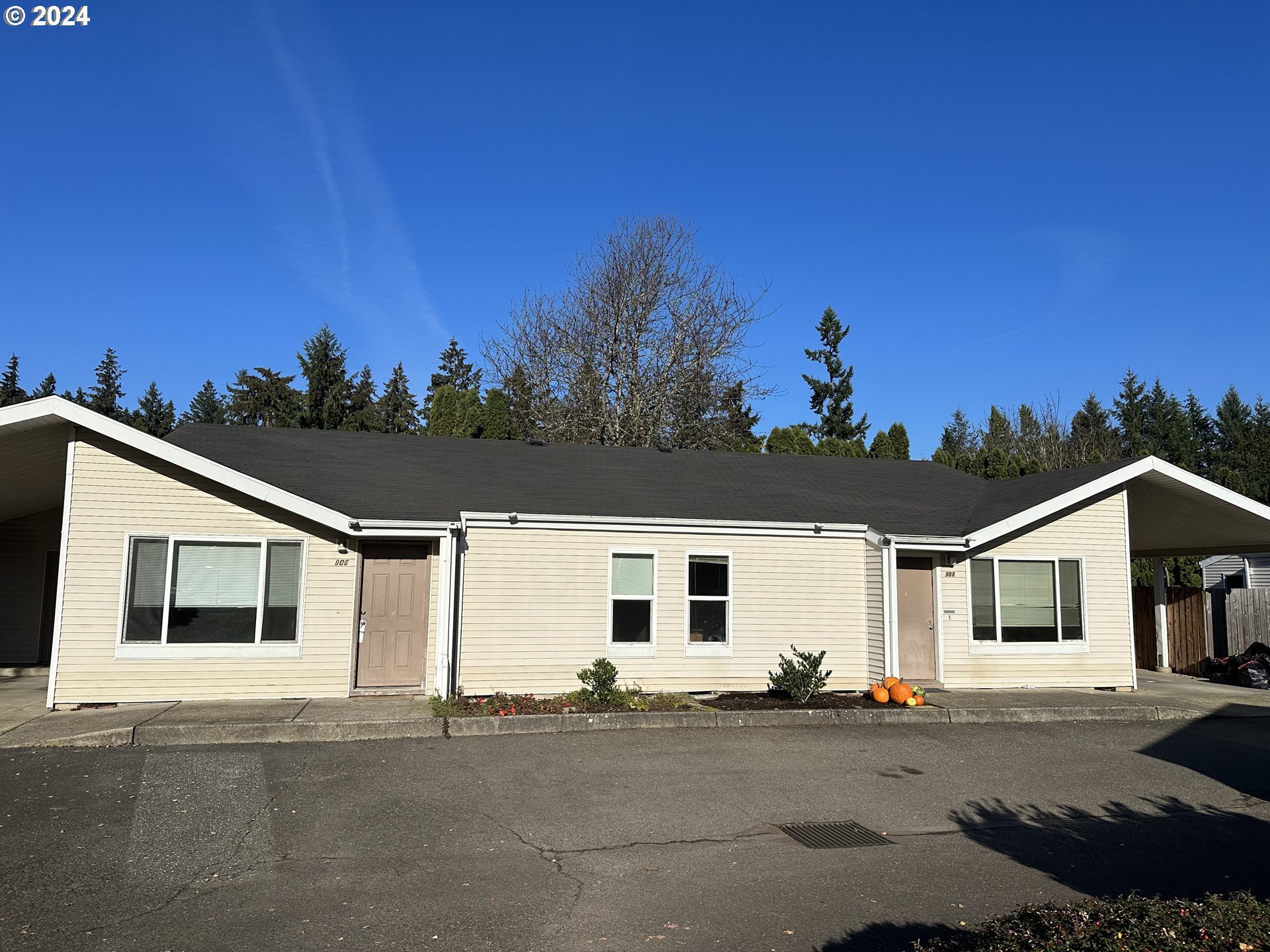 906-908 Pioneer Street Ridgefield, WA 98642 - Photo 1 of 19 a view of a white house with a yard