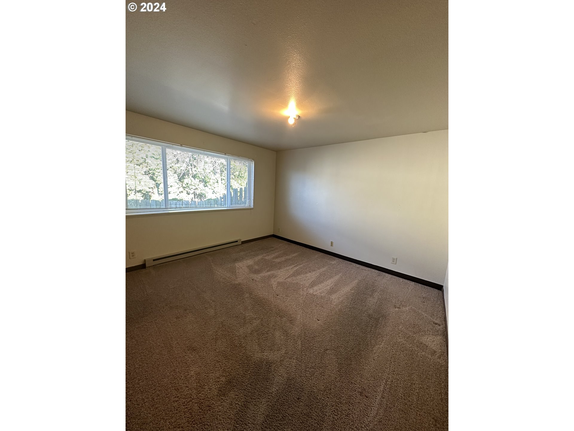 906-908 Pioneer Street Ridgefield, WA 98642 - Photo 13 of 19 a view of room and window