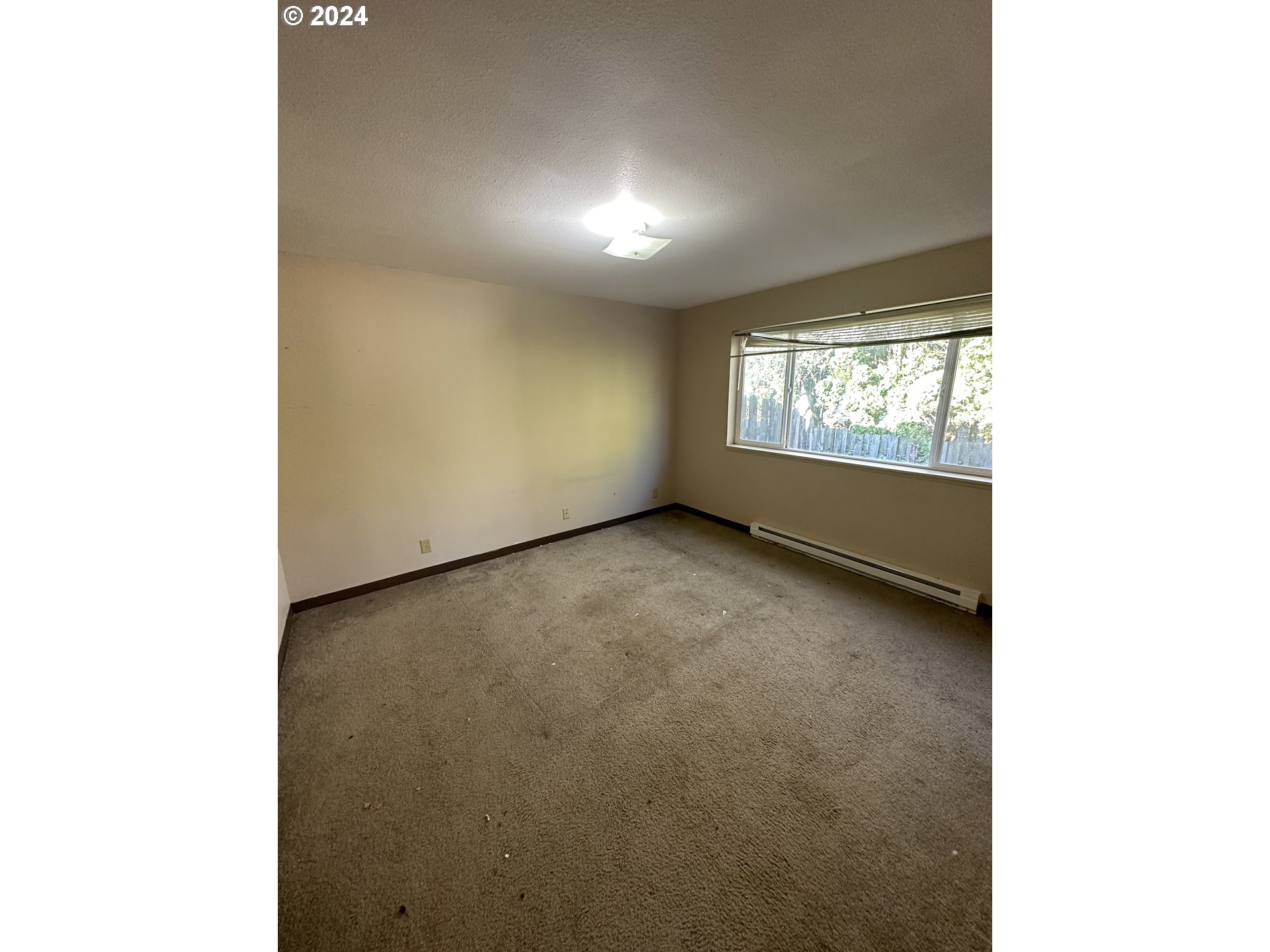 906-908 Pioneer Street Ridgefield, WA 98642 - Photo 14 of 19 a view of room and window