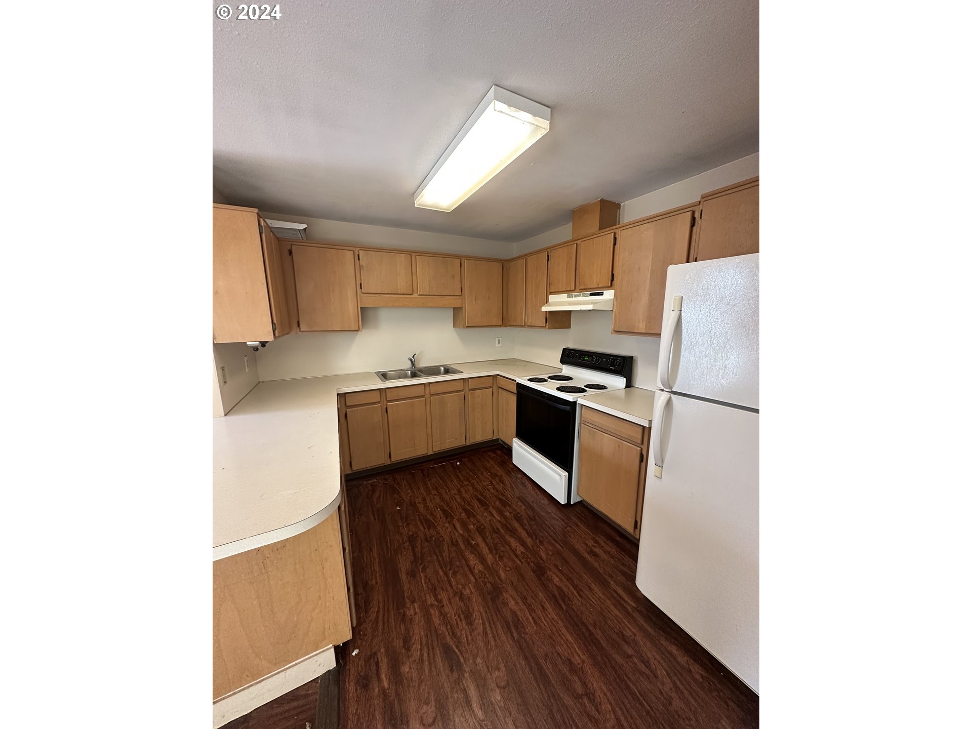 906-908 Pioneer Street Ridgefield, WA 98642 - Photo 19 of 19 a kitchen with stainless steel appliances a refrigerator and a stove top oven