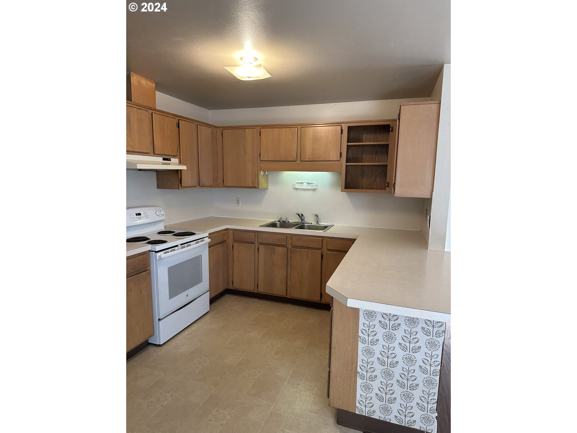 906-908 Pioneer Street Ridgefield, WA 98642 - Photo 4 of 19 a kitchen with stainless steel appliances a stove a sink and cabinets