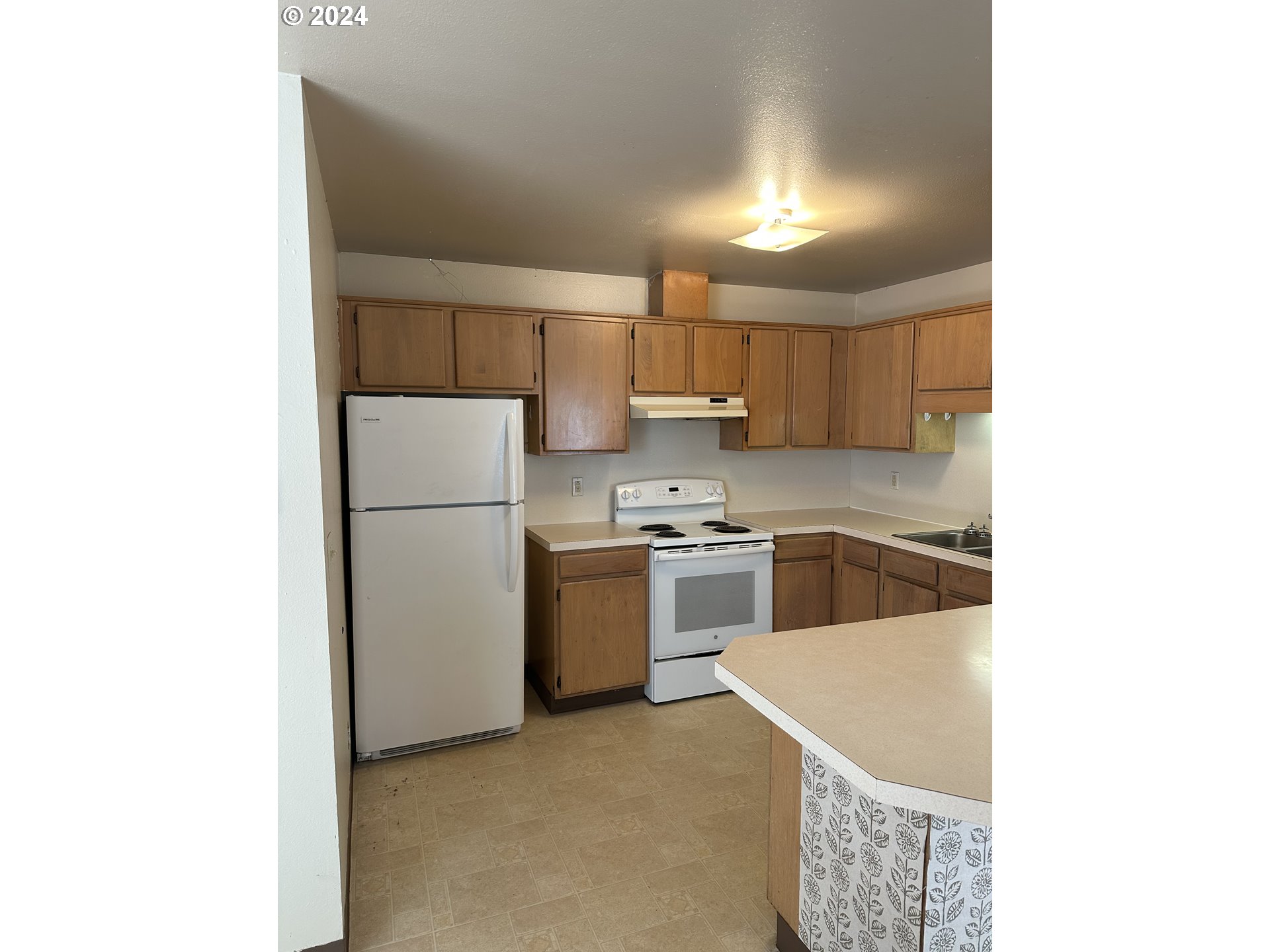 906-908 Pioneer Street Ridgefield, WA 98642 - Photo 7 of 19 a kitchen with a sink cabinets stainless steel appliances and a window
