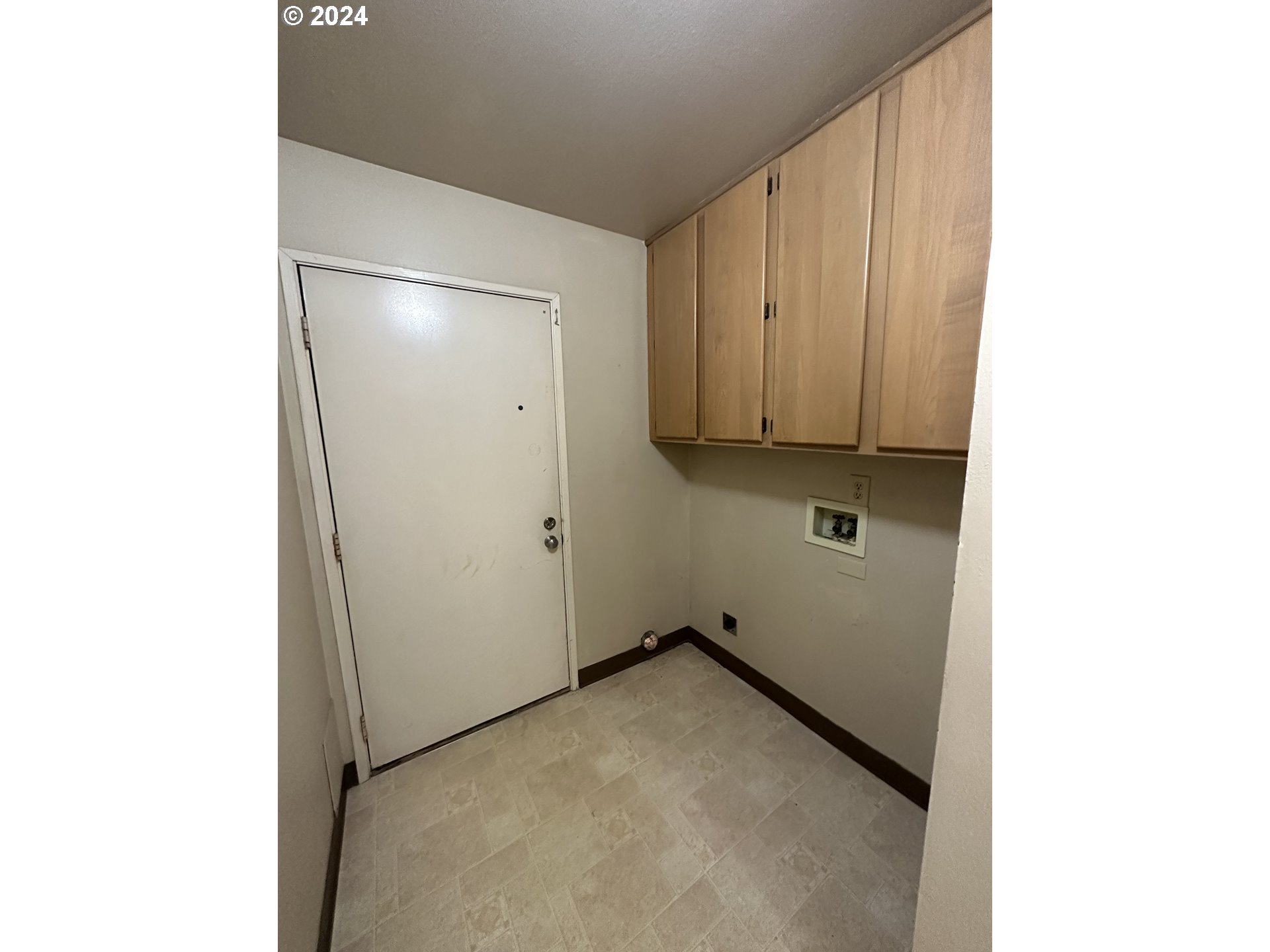 906-908 Pioneer Street Ridgefield, WA 98642 - Photo 9 of 19 a view of a room with window