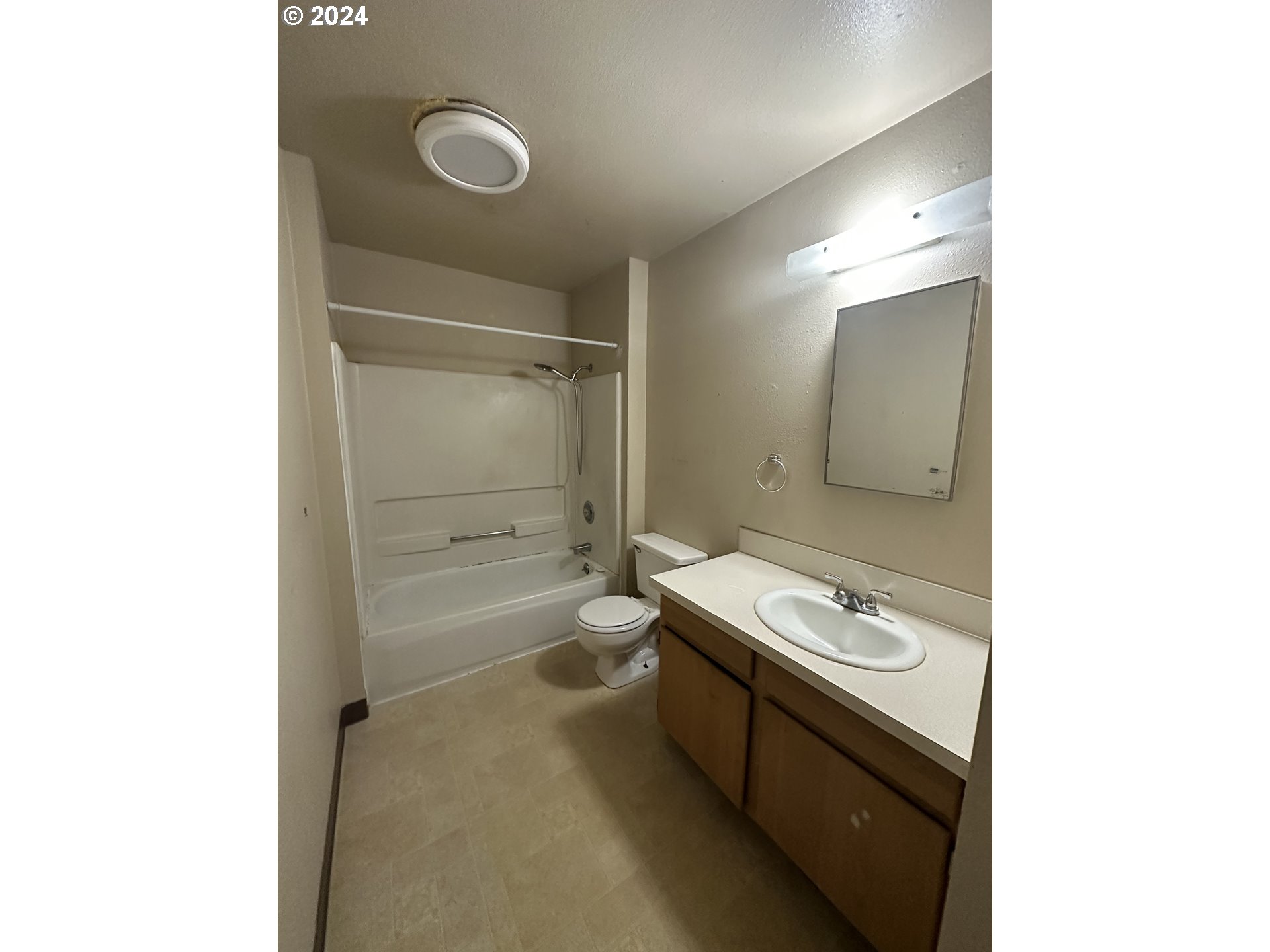 906-908 Pioneer Street Ridgefield, WA 98642 - Photo 10 of 19 a bathroom with a granite countertop sink a toilet and bathtub