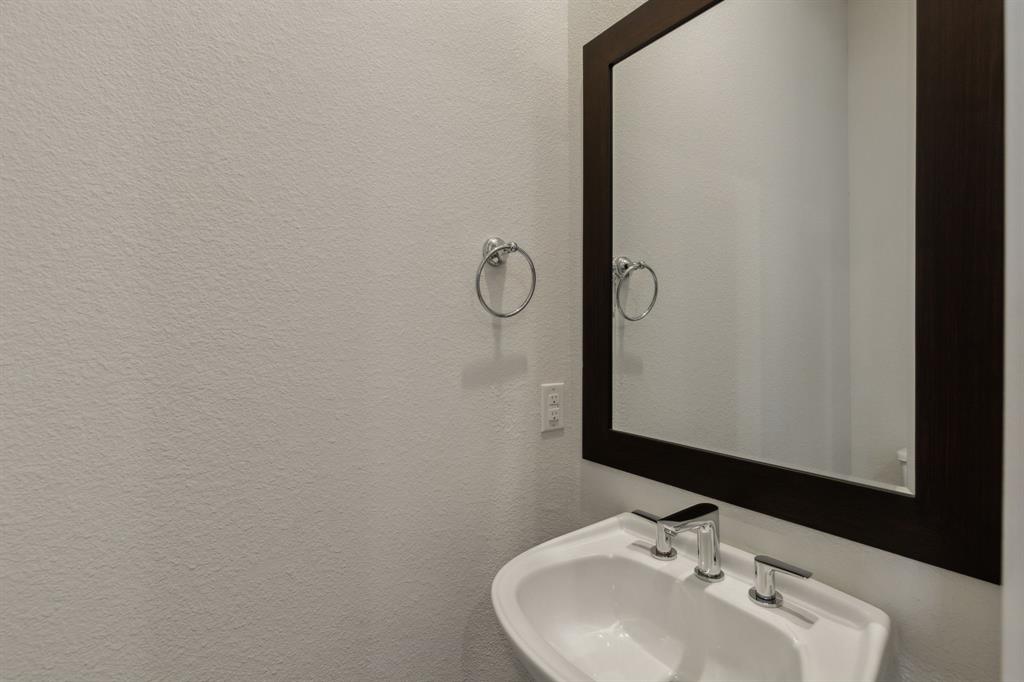 14955 Oak Street Addison, TX 75001 - Photo 13 of 39