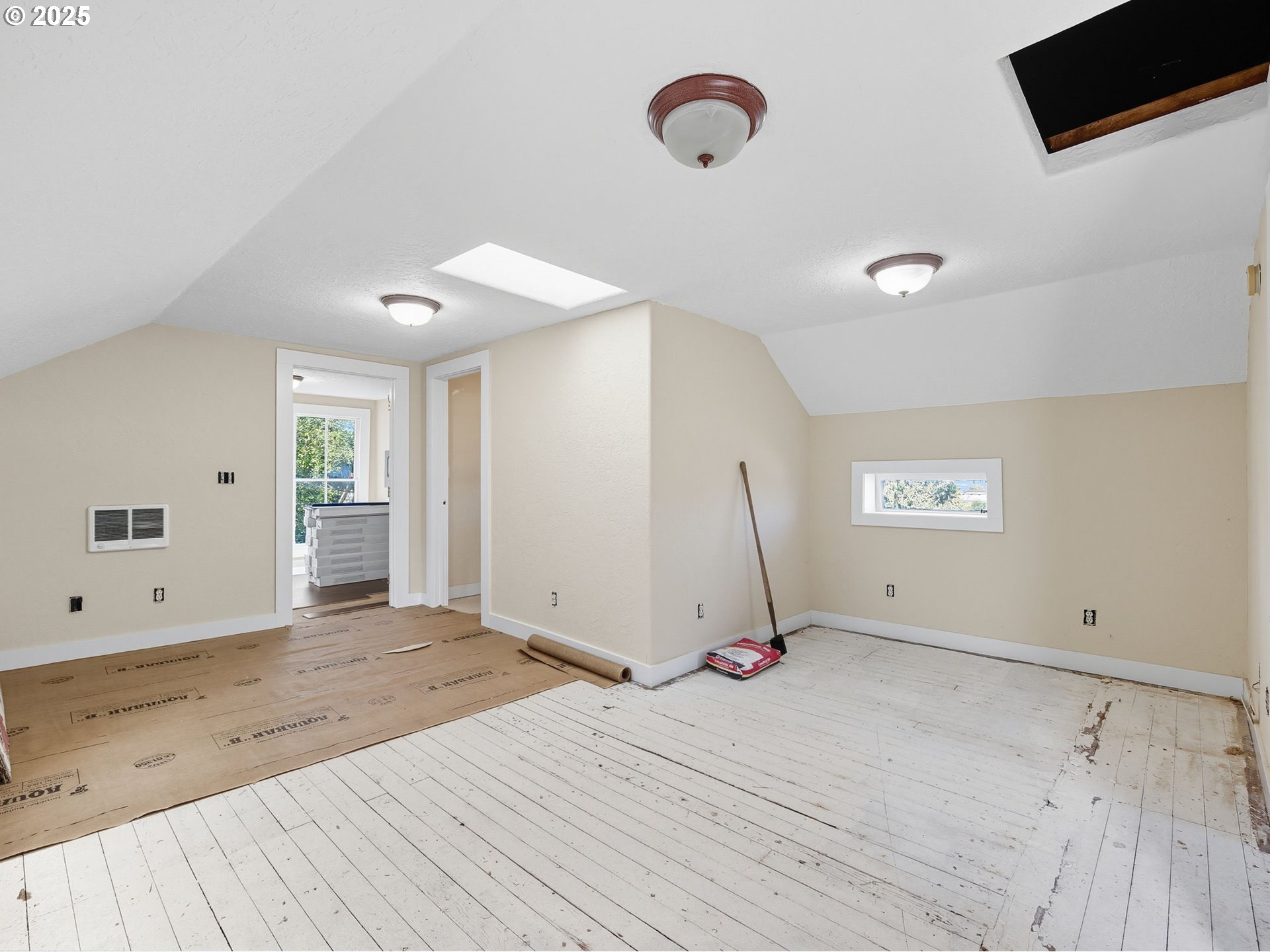 686 29th Street Astoria, OR 97103 - Photo 11 of 48 a view of empty room with wooden floor