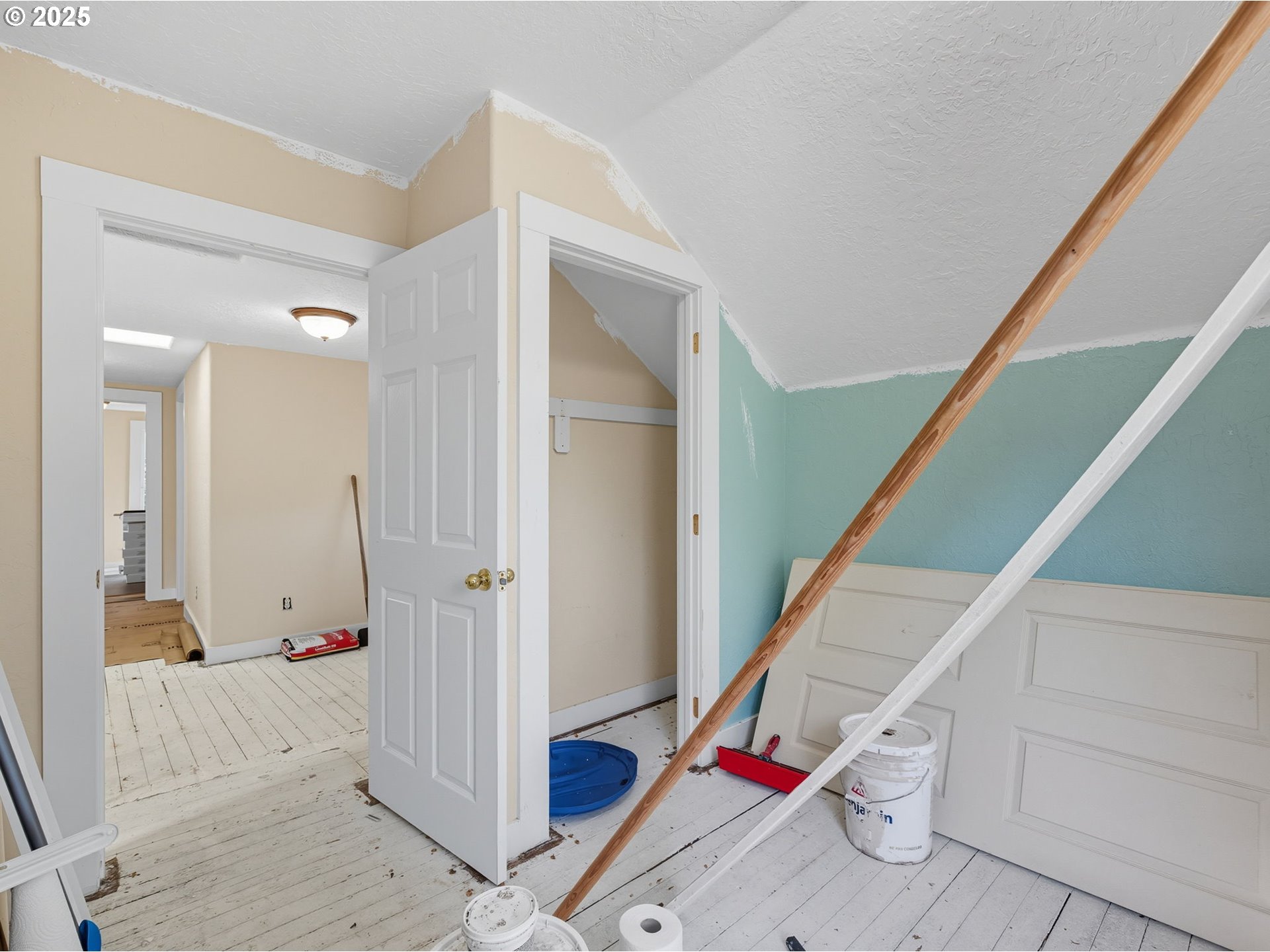 686 29th Street Astoria, OR 97103 - Photo 17 of 48 a view of a hallway view with staircase