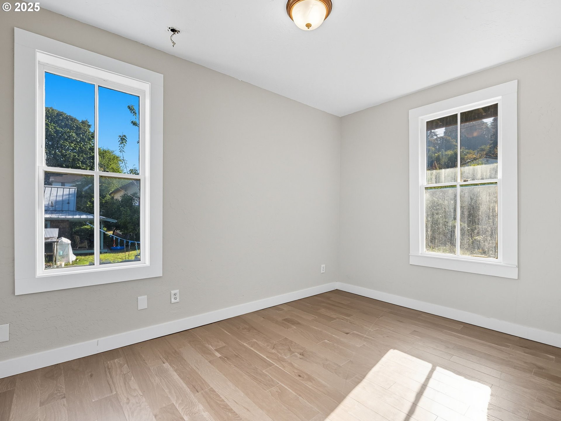 686 29th Street Astoria, OR 97103 - Photo 30 of 48 an empty room with a window