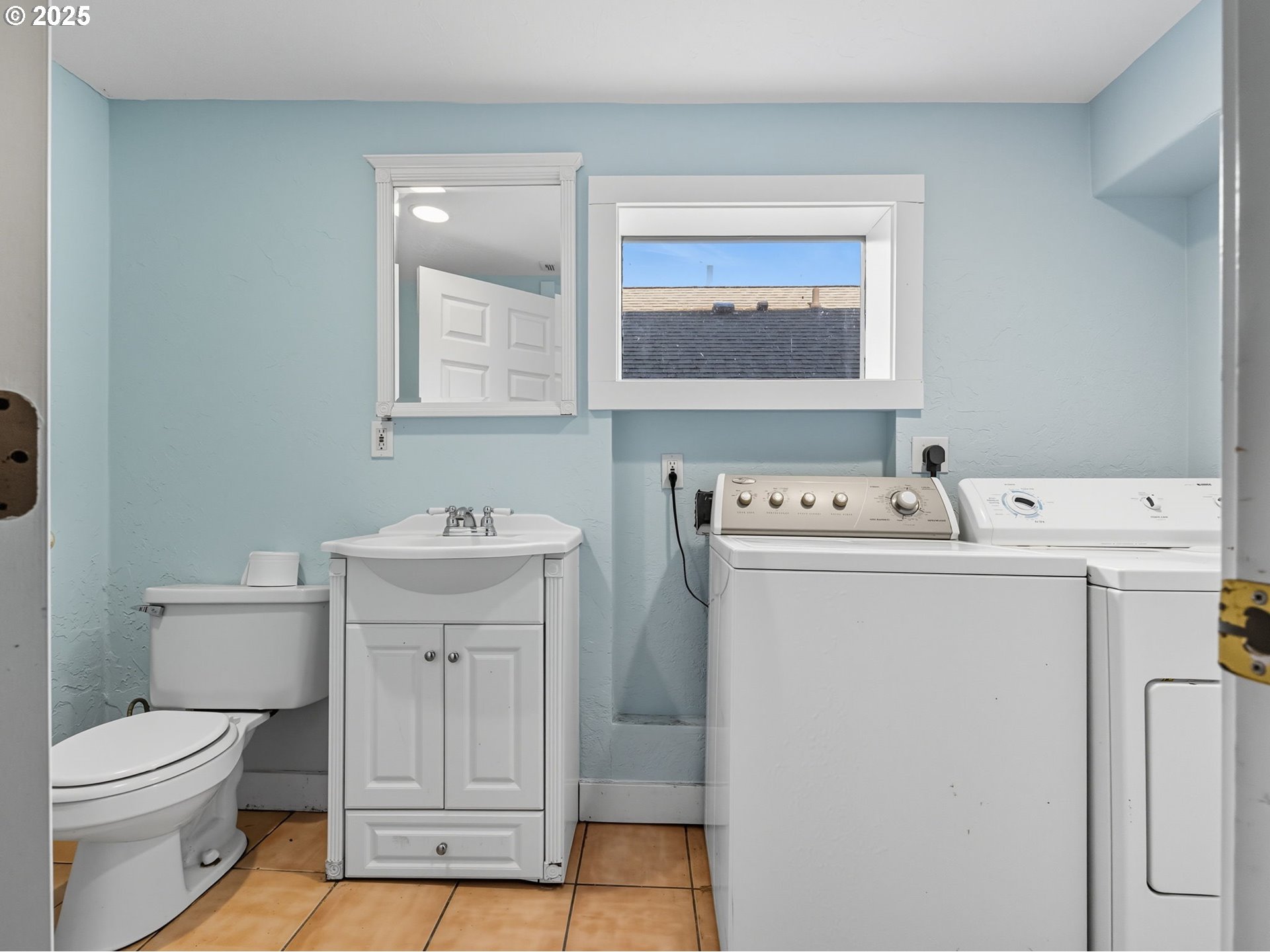 686 29th Street Astoria, OR 97103 - Photo 34 of 48 a bathroom with a toilet a sink and a mirror