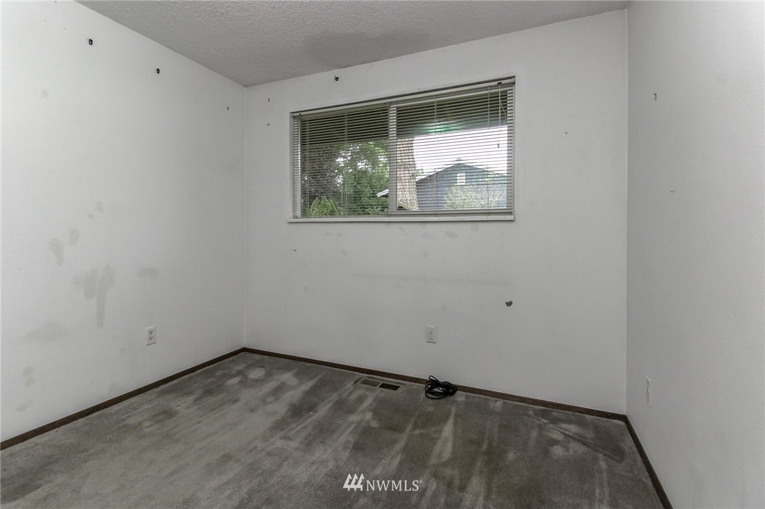4615 Northeast 24th Street Renton, WA 98059 - Photo 20 of 40 an empty room with a window