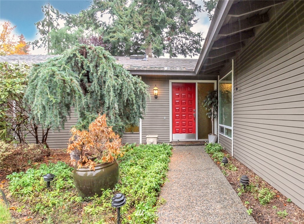 4615 Northeast 24th Street Renton, WA 98059 - Photo 3 of 40 a potted plant in front of a house