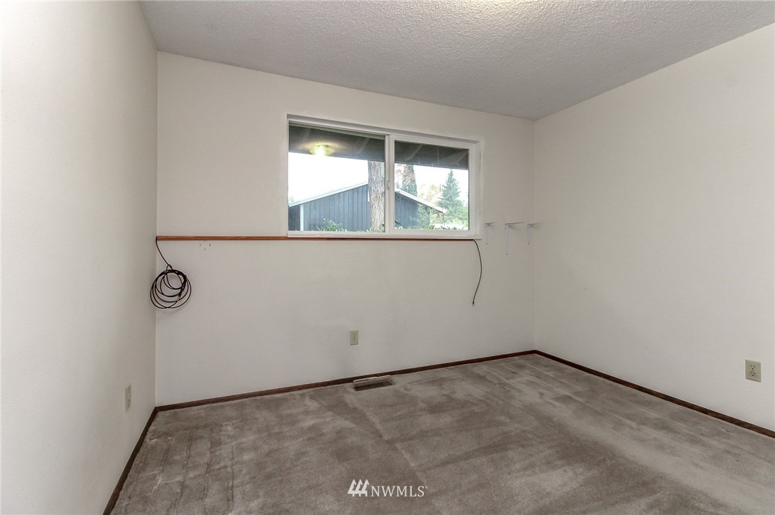 4615 Northeast 24th Street Renton, WA 98059 - Photo 26 of 40 an empty room with a window