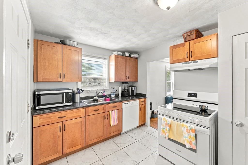 41 Rochambeau Avenue Providence, RI 02906 - Photo 35 of 49 Gallery Image 35
