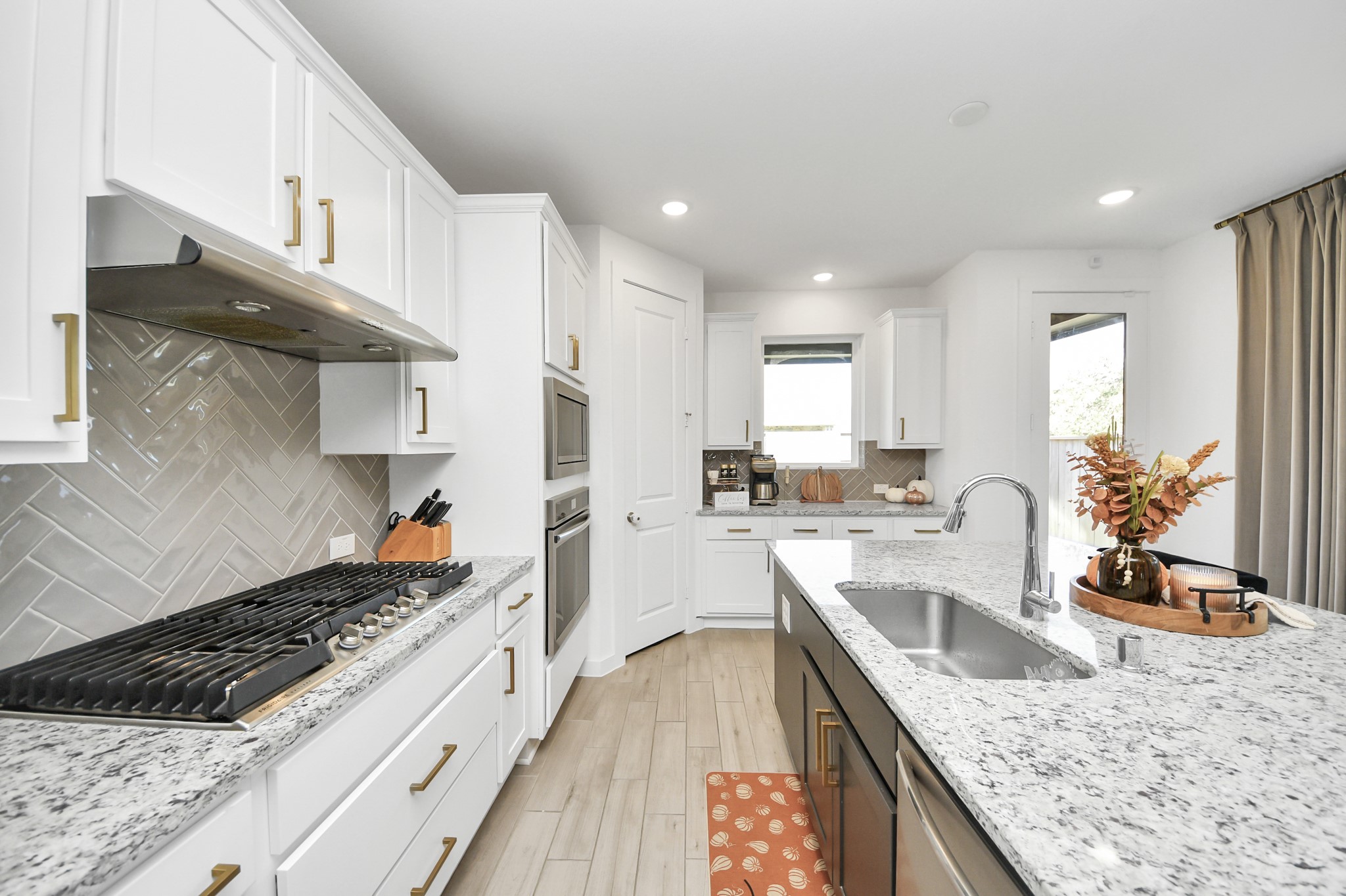 4135 KINSEY Street Rosharon, TX 77583 - Photo 9 of 29 Gas cook top with pot drawers. Hutch/Serving area/Coffee Bar
