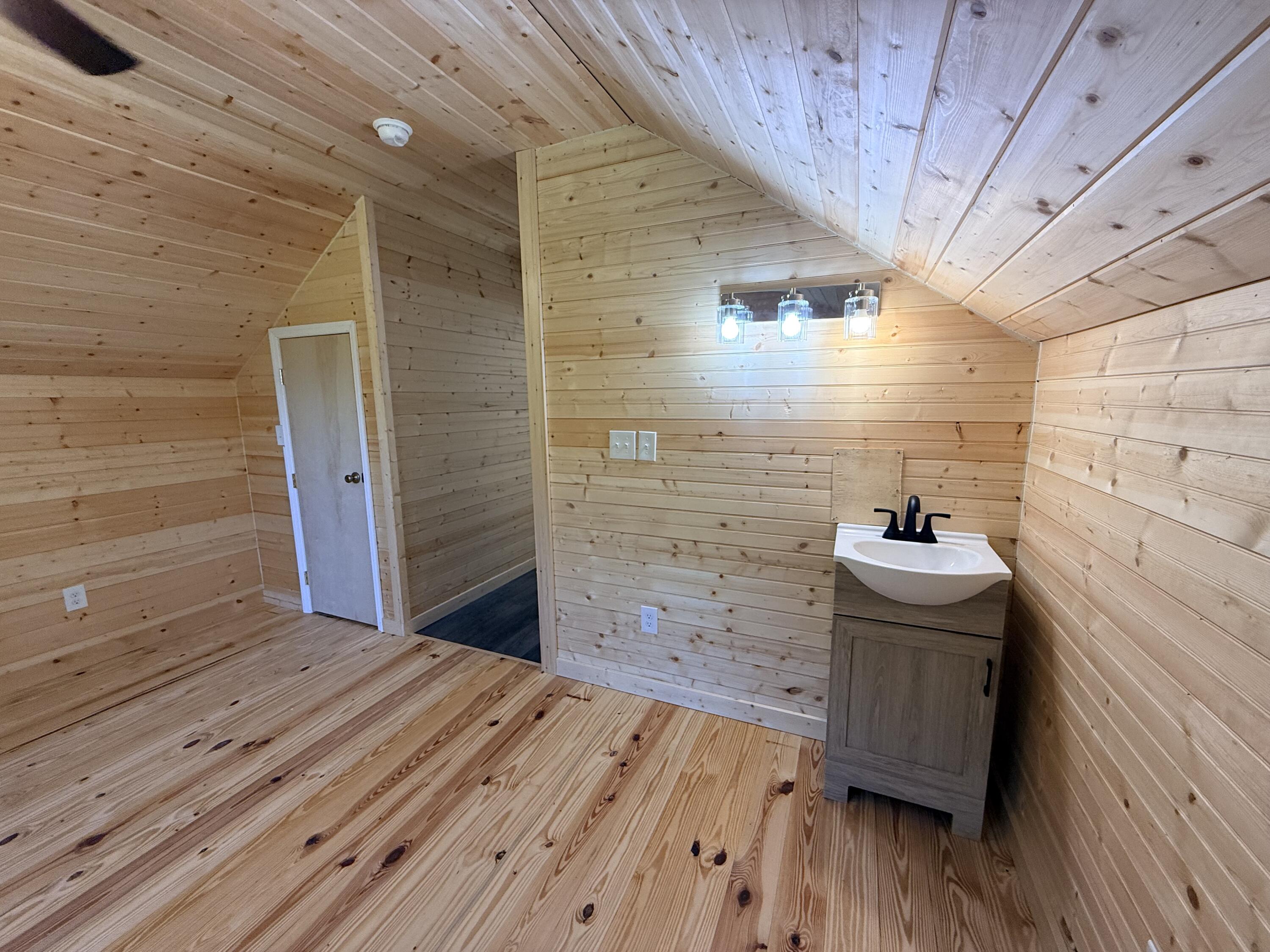 345 Magnolia Dr Spring Spring City, TN 37381 - Photo 22 of 23 Upper Level Ensuite