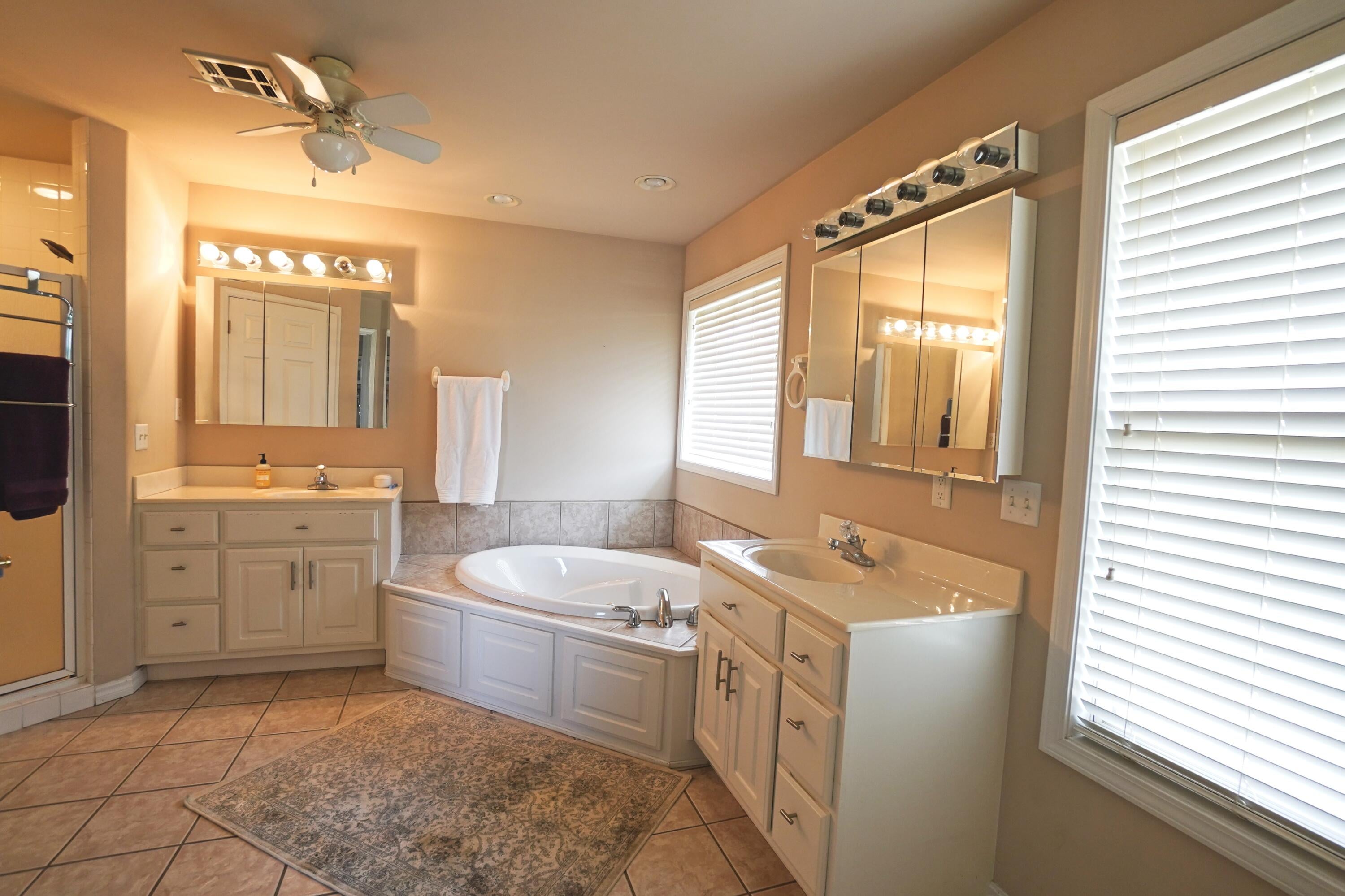 513 Quail Run Road Grove, OK 74344 - Photo 23 of 33 Primary Bath
