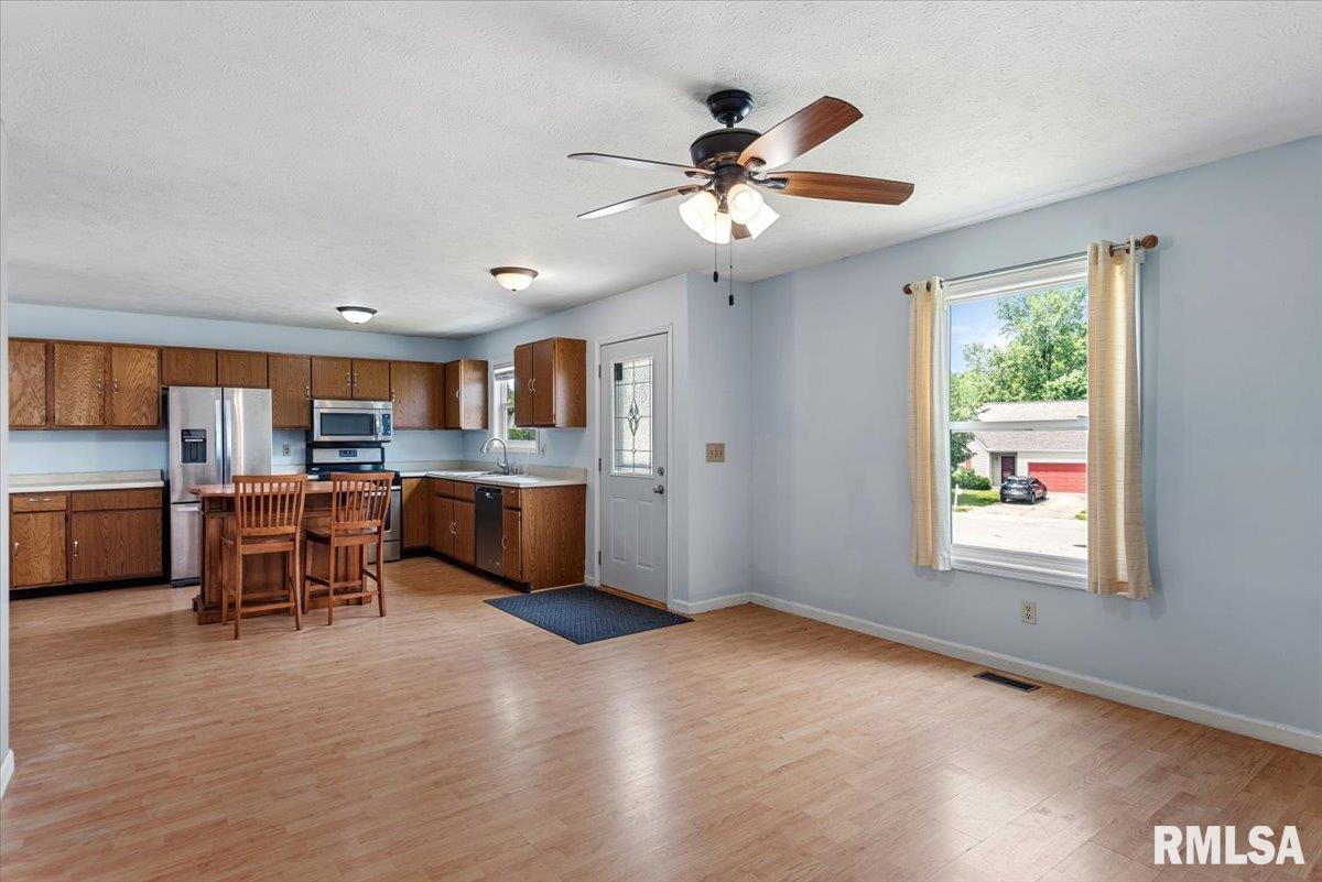 1524 Maureen Court Springfield, IL 62702 - Photo 4 of 29