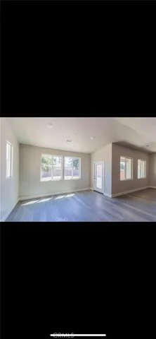 a view of a back yard