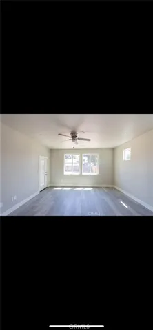 a view of a back yard