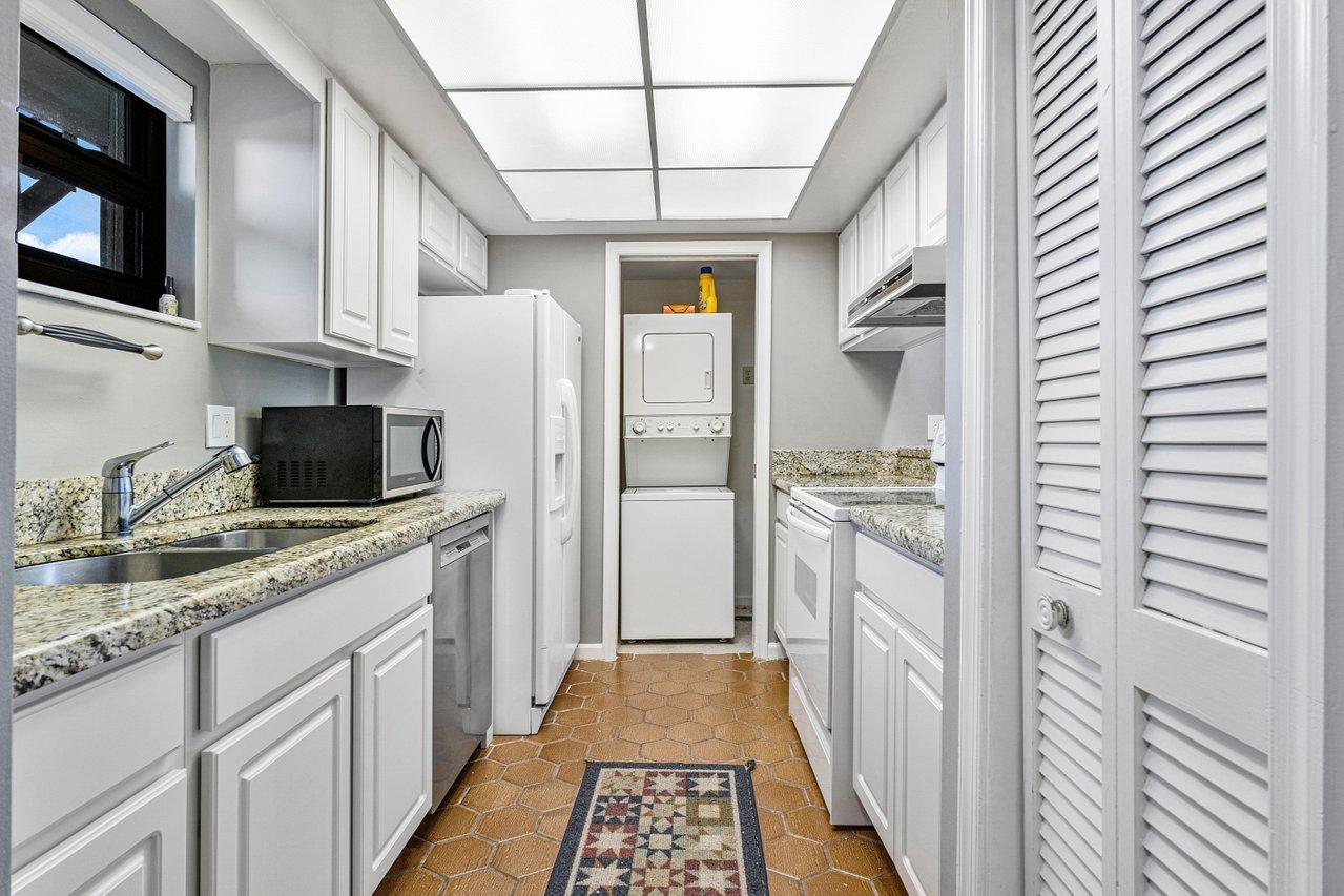 13334 Polo Club Road, Unit 232 Wellington, FL 33414 - Photo 18 of 25 008-13334PoloClubRoad-Wellington-FL-3341