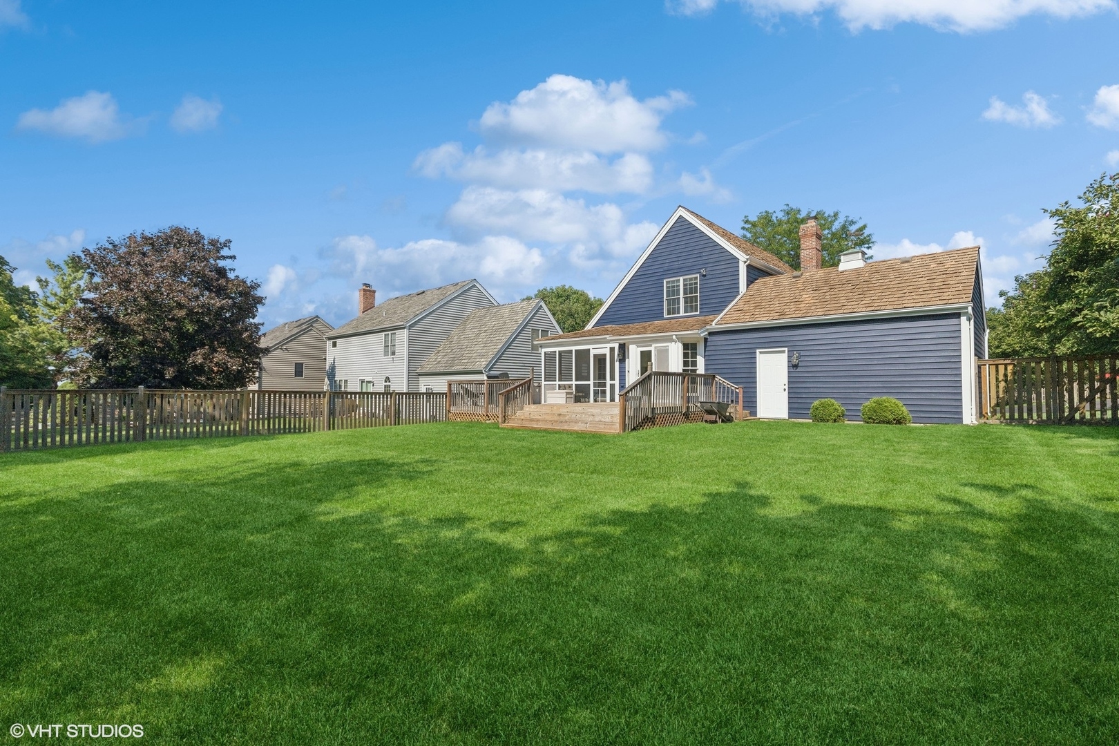 548 Long Hill Road Gurnee, IL 60031 - Photo 20 of 26 a front view of house with yard and green space