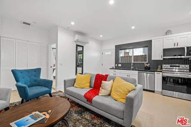 $7,950 | 14916 Hesby Street, Sherman Oaks, CA 91403