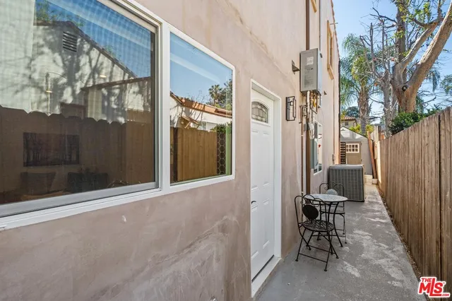 $7,950 | 14916 Hesby Street, Sherman Oaks, CA 91403