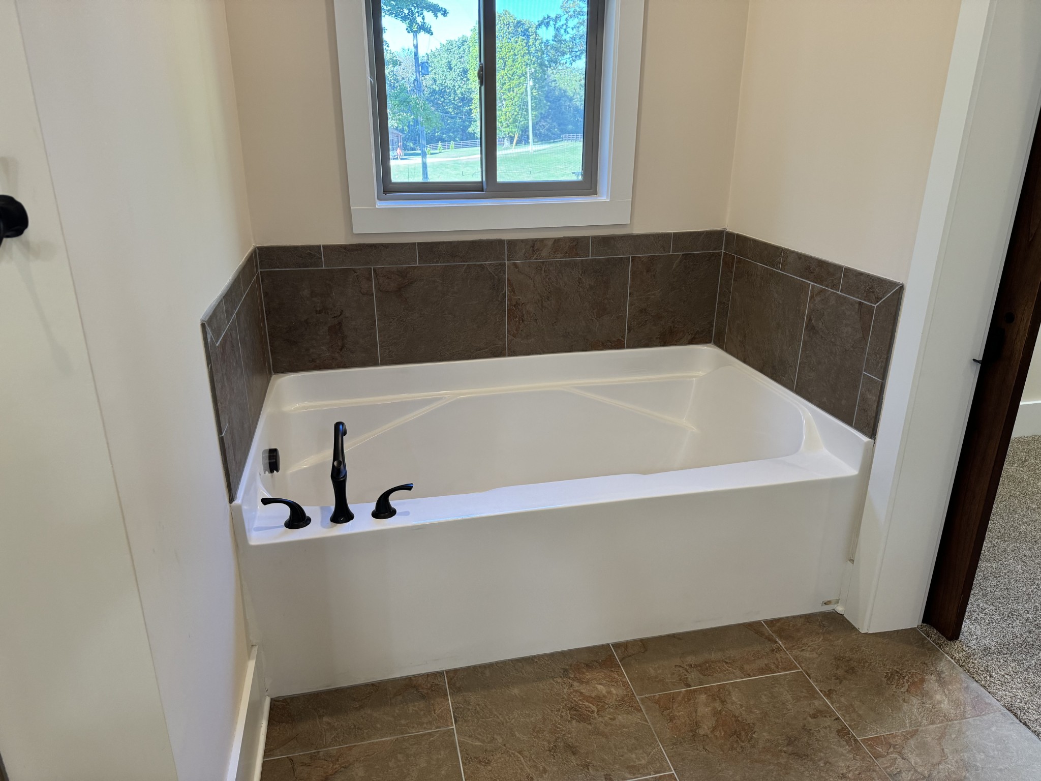 4451 Airport Road Springfield, TN 37172 - Photo 15 of 31 a bathroom with a bathtub