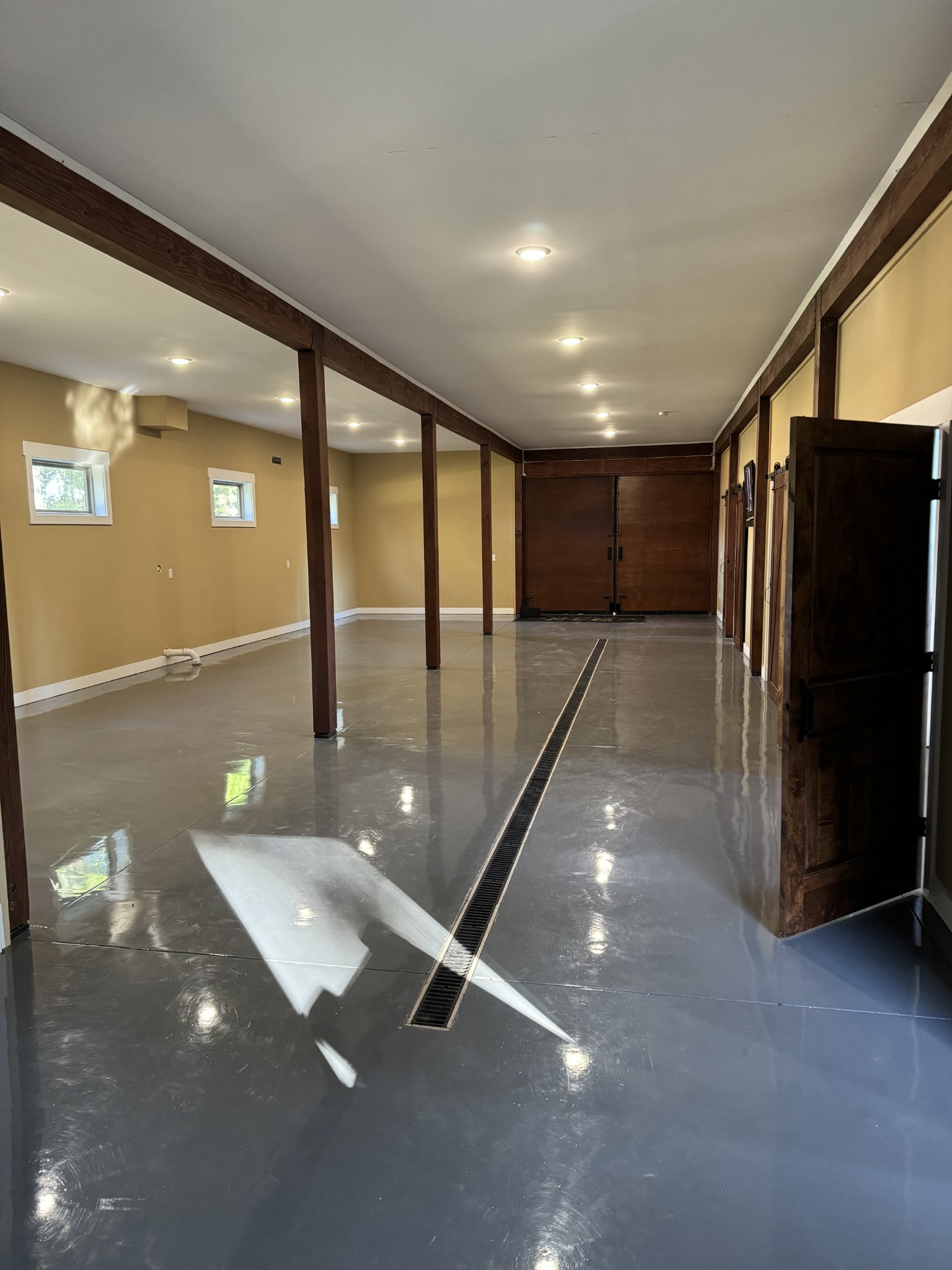 4451 Airport Road Springfield, TN 37172 - Photo 22 of 31 a lobby with glass door