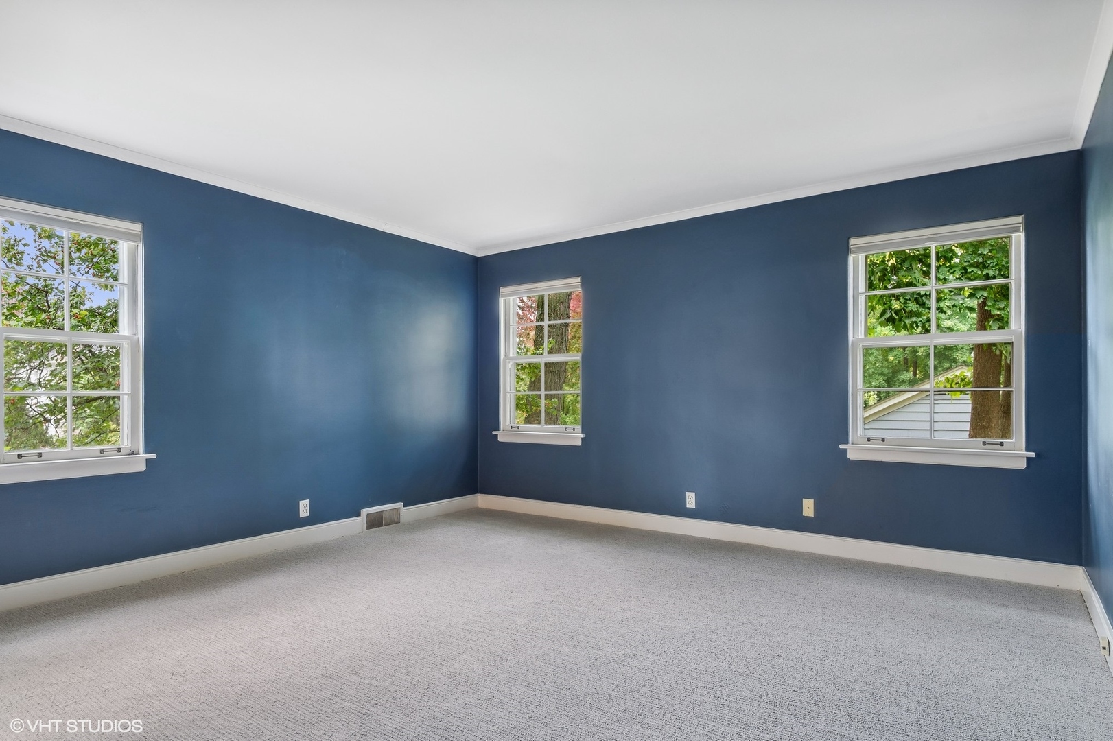 915 Pawnee Road Wilmette, IL 60091 - Photo 14 of 39 an empty room with windows