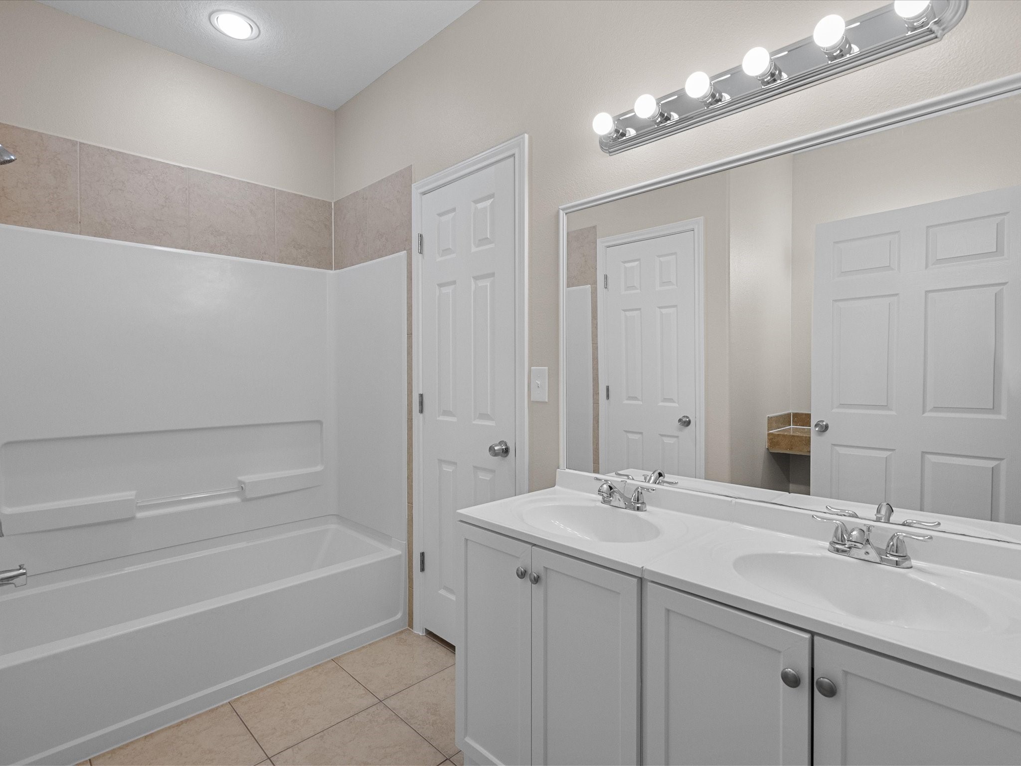 533 12th Street San Leon, TX 77539 - Photo 21 of 29 a bathroom with a tub a sink and mirror