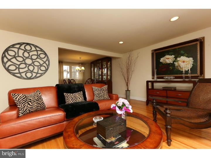 9753 Glenhope Road Philadelphia, PA 19115 - Photo 4 of 25 Living Room