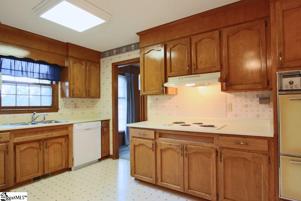 312 North Suber Road Greer, SC 29651 - Photo 3 of 21