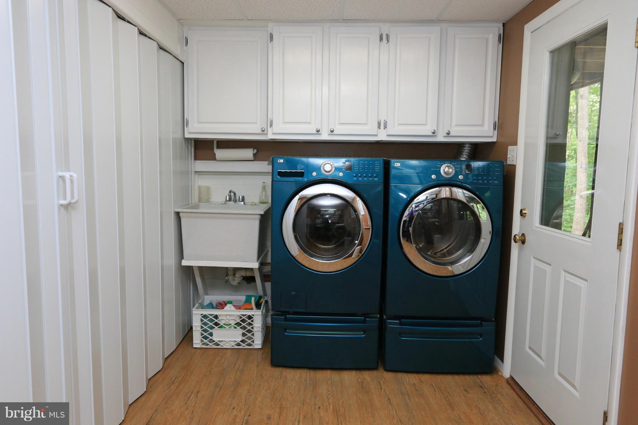 1903 Ramstead Lane Reston, VA 20191 - Photo 27 of 30 Laundry Area with Sink and Cabinetry