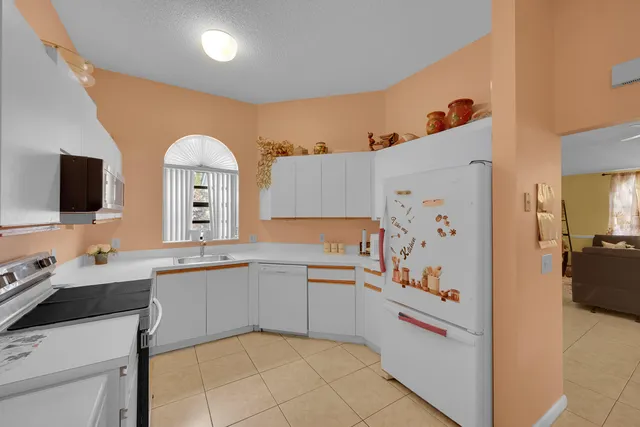 $210,000 | 5379 Verona Drive, Unit H CORNER, Boynton Beach, FL 33437