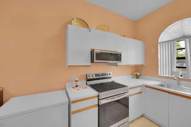 $210,000 | 5379 Verona Drive, Unit H CORNER, Boynton Beach, FL 33437