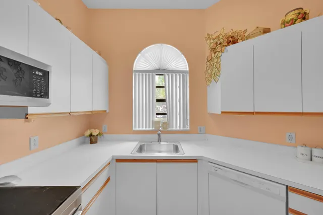 $210,000 | 5379 Verona Drive, Unit H CORNER, Boynton Beach, FL 33437