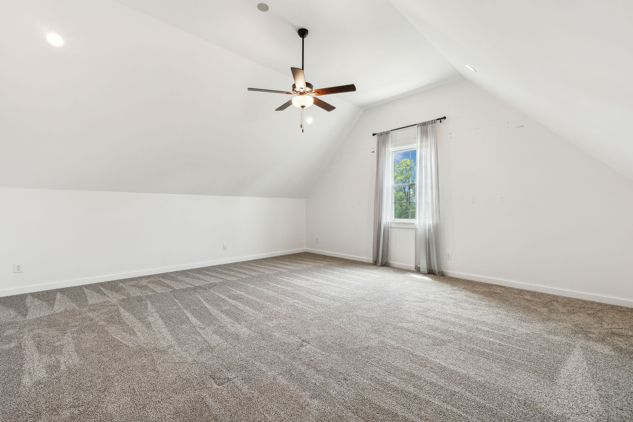 268 Dink Rut Road Portland, TN 37148 - Photo 30 of 40 an empty room with windows and fan