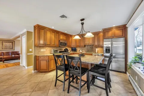 $799,999 | 274 Collington Drive, Ronkonkoma, NY 11779