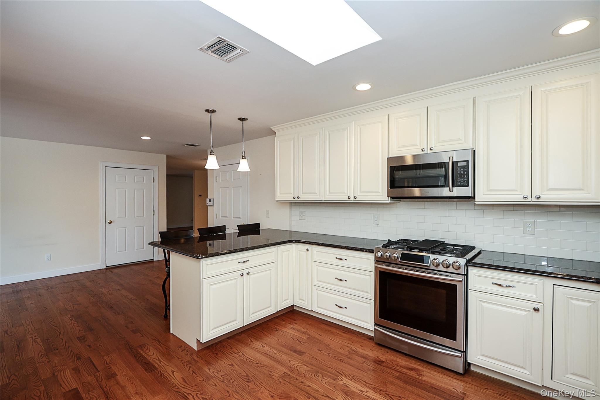 370 Rider Avenue Patchogue, NY 11772 - Photo 16 of 40