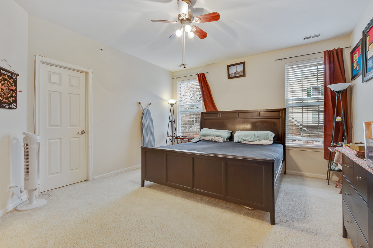 1358 Scarboro Road, Unit 806 Schaumburg, IL 60193 - Photo 10 of 16 a living room with furniture a flat screen tv and a chandelier