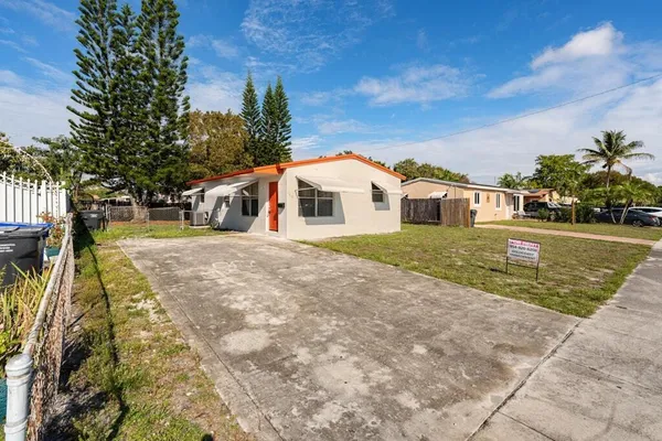 a view of a house with a backyard