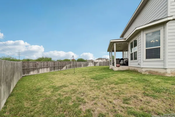 a view of a back yard