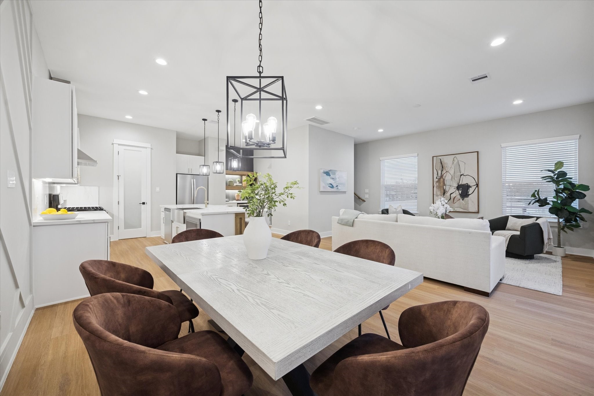 719 Thornton Road, Unit C Houston, TX 77018 - Photo 16 of 45 a view of kitchen dining table and chairs