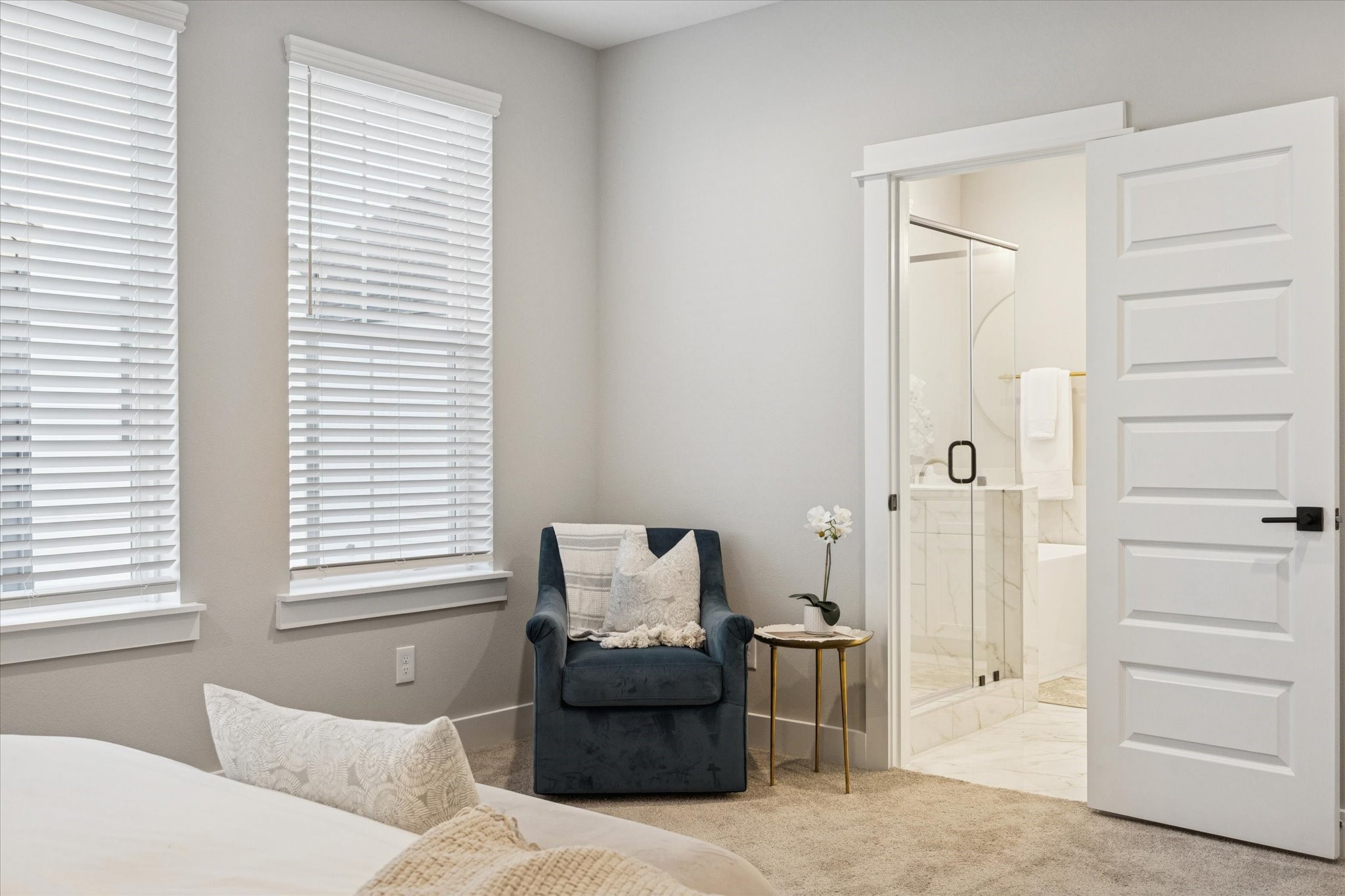 719 Thornton Road, Unit C Houston, TX 77018 - Photo 28 of 45 a living room with furniture and a window